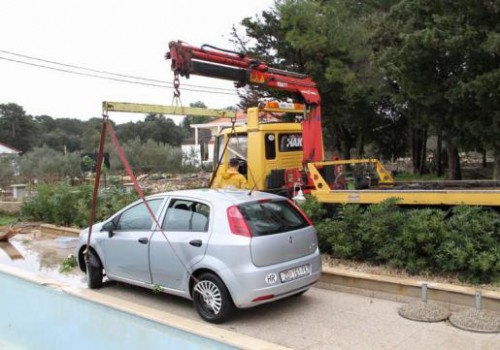 carwash 08 500x350 How tourists in Croatia wash their cars