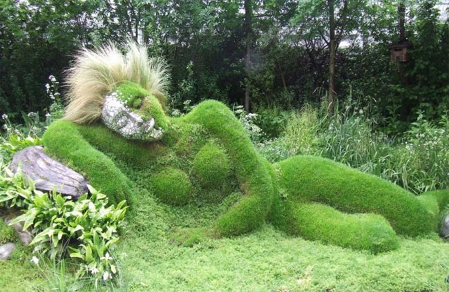 Enormous And Scary Statues In Lost Gardens Of Heligan