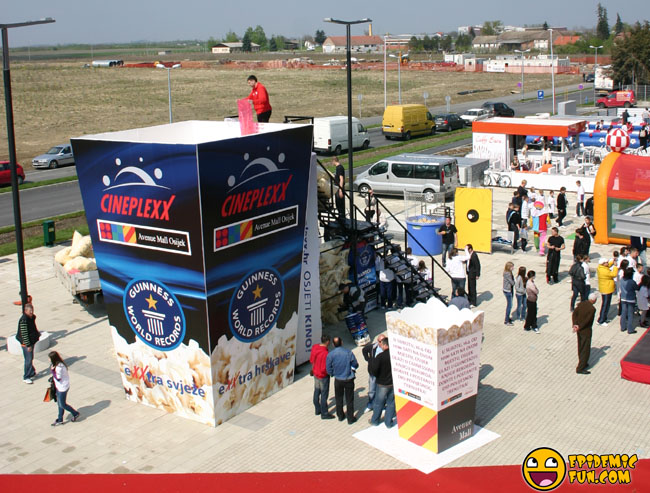 worlds biggest pop corn box0064 The Biggest Popcorn Box In The World