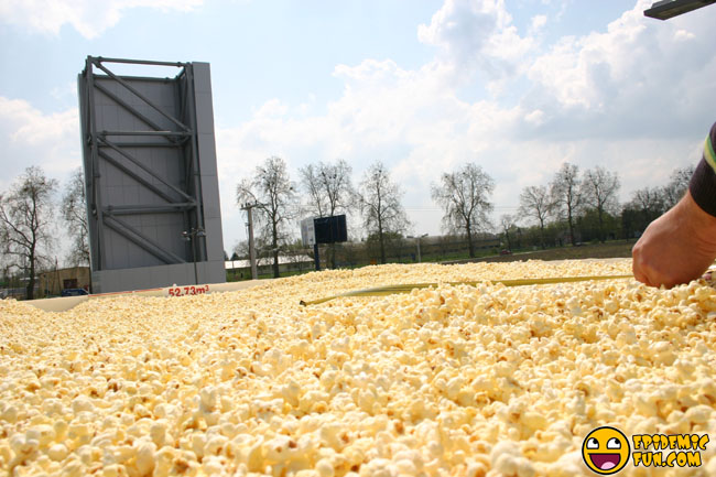 worlds biggest pop corn box0122 The Biggest Popcorn Box In The World