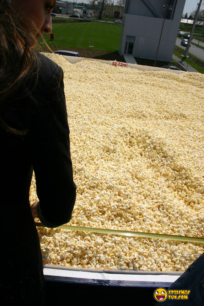 worlds biggest pop corn box0123 The Biggest Popcorn Box In The World