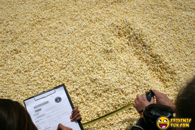 worlds biggest pop corn box0125 The Biggest Popcorn Box In The World