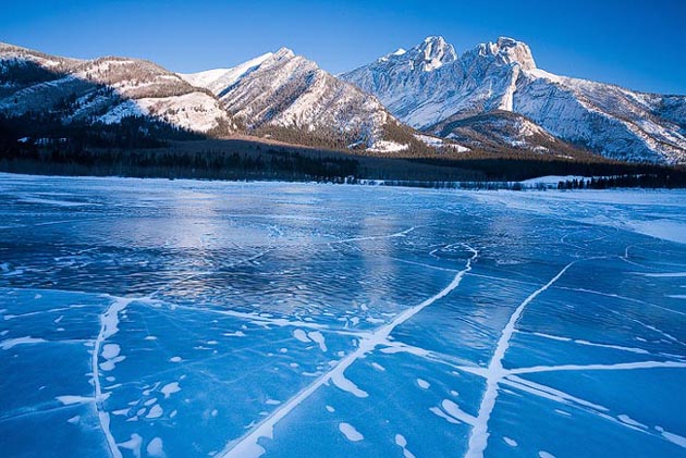 Amazing Photos of a Frozen Canadian Lake