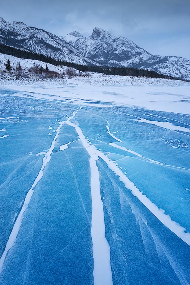 Amazing Photos of a Frozen Canadian Lake