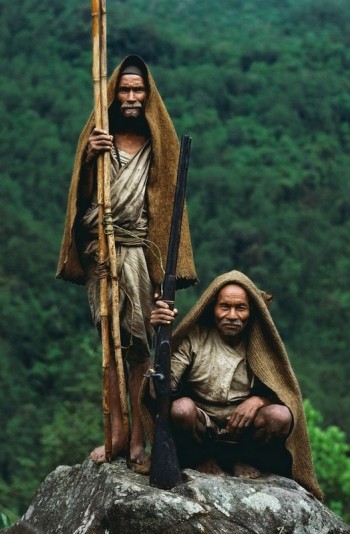 Nepal's honey hunters on Himalayan cliff