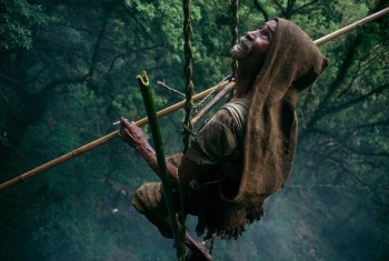 Nepal's honey hunters on Himalayan cliff